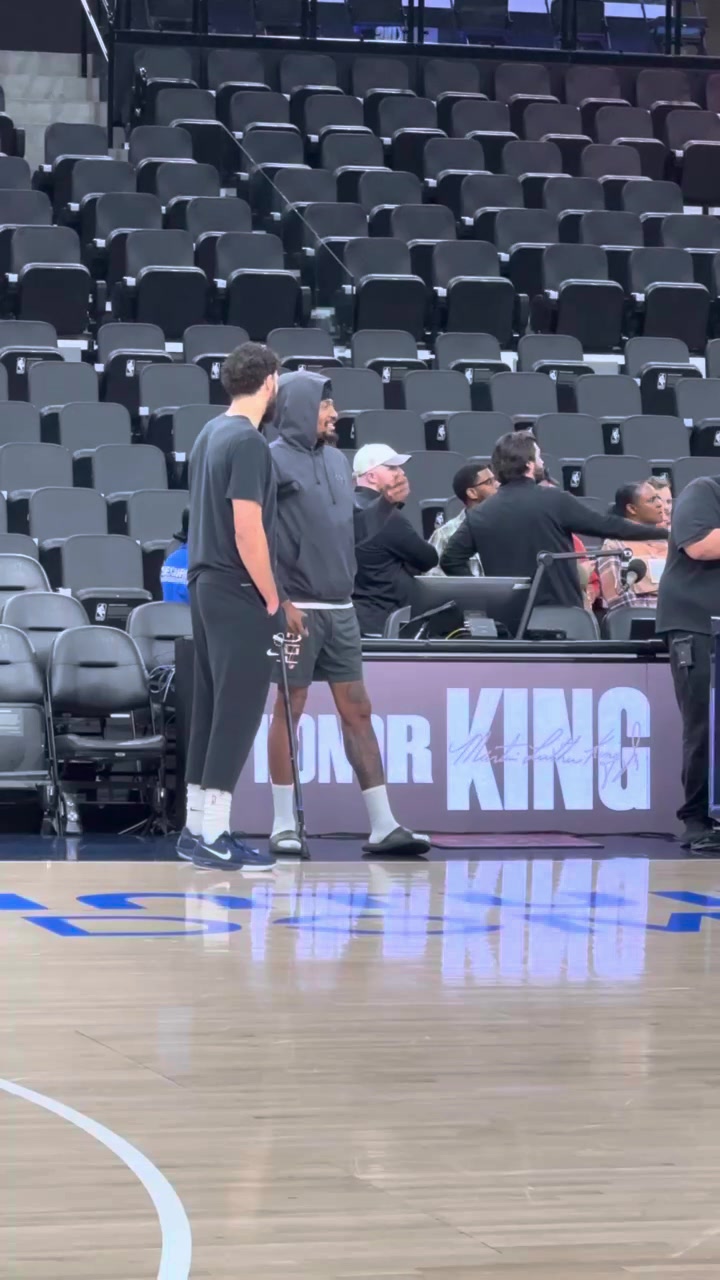 kaiyun-🙋‍♀️猜小吧看到了谁！赛季报销的比尔今天拄着拐来到了现场