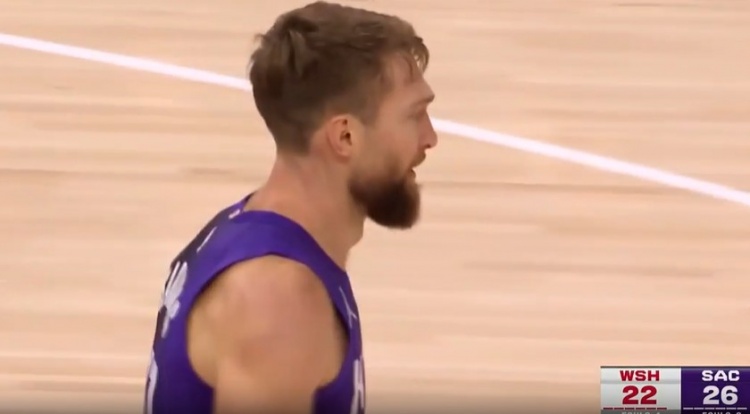 状态真好！小萨篮下虚晃上篮拿到回归首分 又反击妙传阿丘瓦暴扣