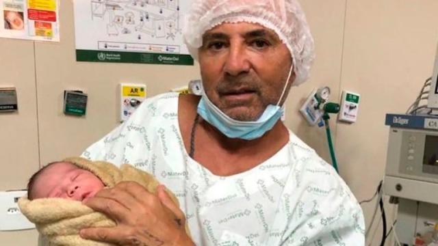 kaiyun-妻子年轻22岁 阿根廷前主帅桑保利60岁再当爸爸！